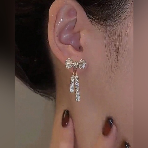 Elegant Gold Bowknot and RhinestoneTassel Earrings - Picture 3 of 5